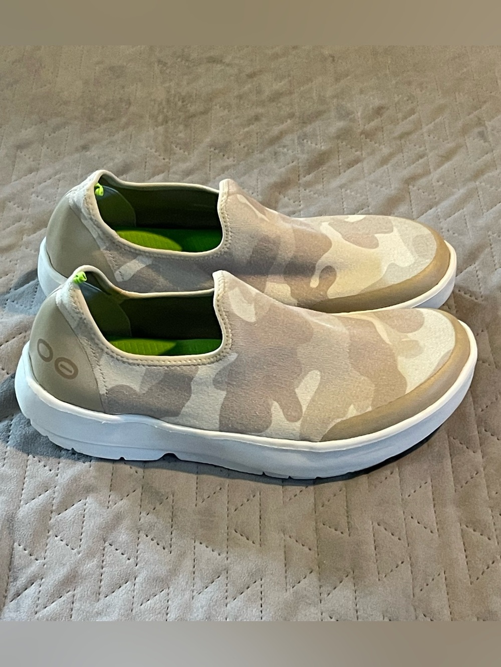 Oofos camo slip on shoes womens 10 pre-owned condition